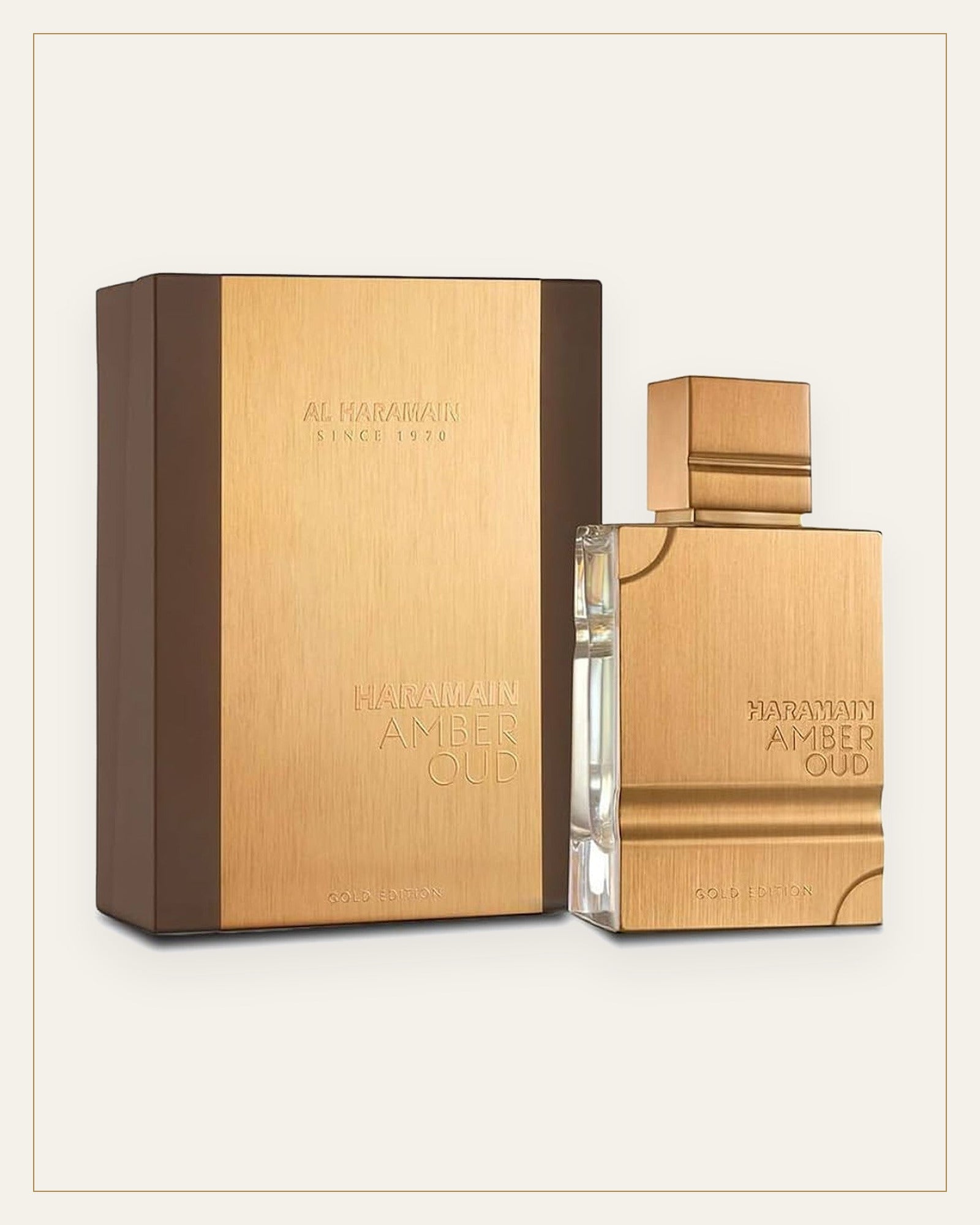 Frasco y estuche de Al Haramain Amber Oud Gold Edition sobre fondo arena